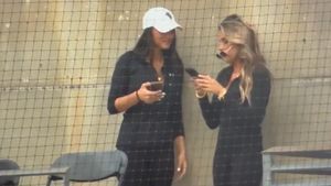 Un telefon, o fotografie şi 35.000.000 de vizualizări pe loc! O blondă s-a pozat, dar nu şi-a dat seama că e în direct la TV: de ce a devenit virală