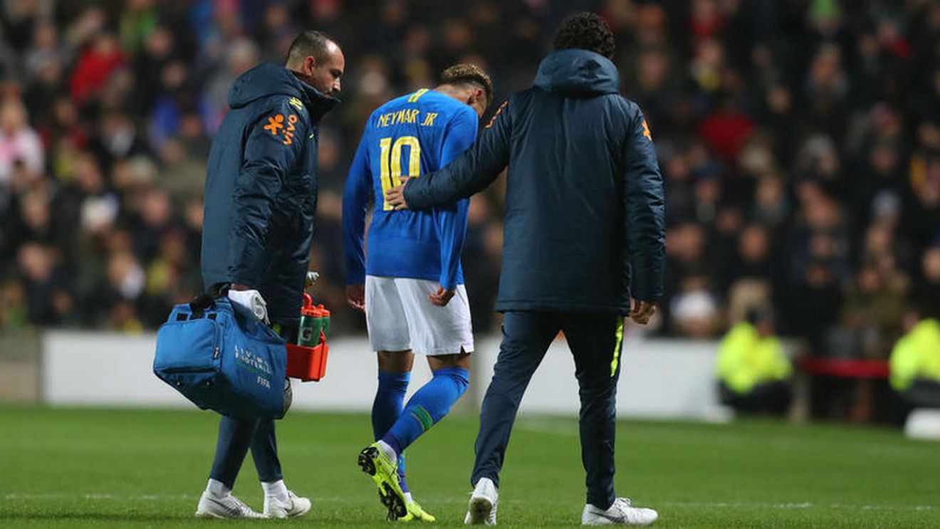 Brazilienii au anunțat cât de gravă este accidentarea lui Neymar. Vedeta lui PSG a rezistat doar 8 minute în partida cu Camerun