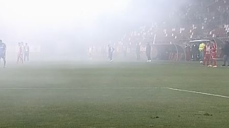 UTA - Craiova, meci întrerupt de fanii arădeni! Ce au făcut suporterii la un meci jucat cu porțile închise | FOTO