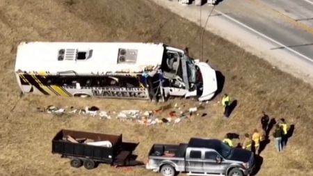 Autocarul cu o echipă întreagă s-a răsturnat: 32 de oameni au fost răniți şi unul a murit