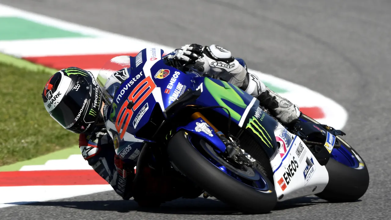 Peste 100.000 de spectatori dezamăgiți la Mugello! Motorul Yamaha al lui Valentino Rossi a explodat în timpul cursei și Lorenzo a câștigat!
