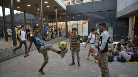 Gigi Becali taie de la salariații săi și dă la refugiați: "Am posibilitatea să întrețin 1.000 de imigranți, cu masă și cu casă". Vrea patronul Stelei să intre pe sub pielea lui Mircea Dușa?