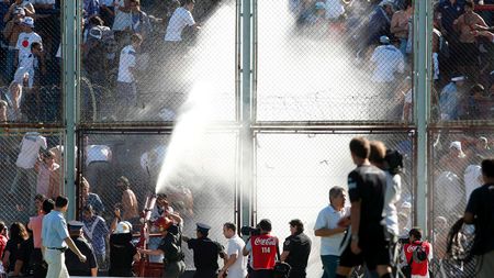 VIDEO ȘOC** Velez - San Lorenzo, suspendat după ce fanii s-au luat la bătaie și au încercat să pătrundă pe gazon! Un suporter a murit!