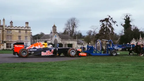 VIDEO REAL | Meci ireal: o mașină de Formula 1 contra unei echipe de rugby.  Ghici cine câștigă grămada ordonată 