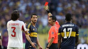 Cea mai bizară fază de la CM al cluburilor! Ce a putut să scoată arbitrul din buzunar, când a vrut să elimine un jucător