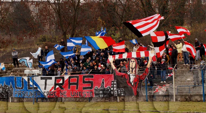 Frate, frate, dar fotbalul e pe puncte.** Galeriile echipelor FC Hunedoara și UTA și-au încurajat favoriții umăr la umăr din aceeași peluză