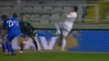 VIDEO Puteau fi "bomba" pariorilor, dar s-a făcut de râs!** Un fotbalist din Liga I a fost parte din apărarea cu cele mai mari gafe ale serii de miercuri