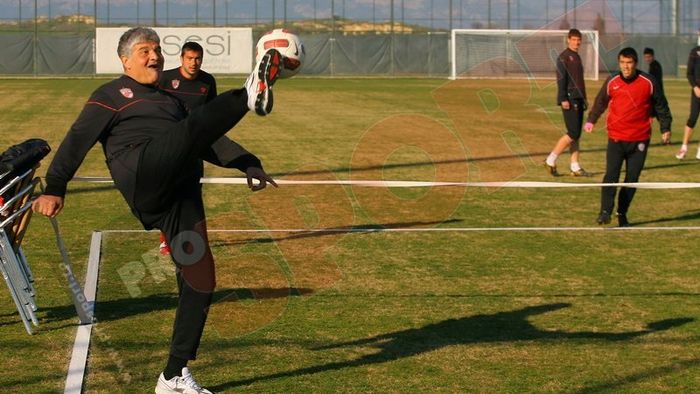 FOTO** "Câinii", cu zâmbetul pe buze! Ioan Andone, profesor la tenis cu piciorul