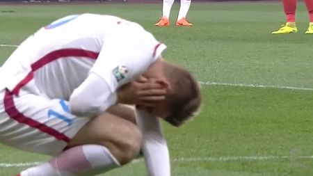 Niciun derby fără probleme! GALERIE FOTO | Fanii lui Dinamo l-au "atacat" cu torțe pe Planic. Ce s-a întâmplat în startul meciului