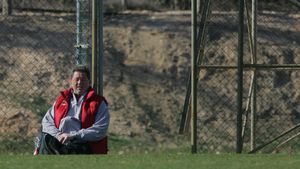 "Ă‚sta e Dinu!** Să se uite pe Youtube să vadă cine e Elton!"