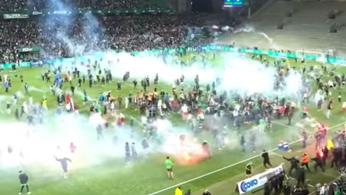 Incidente grave în Franța! Clipe de groază pentru jucători după ce Auxerre a promovat după 10 ani în Ligue 1. „Ne-am numărat între noi să vedem dacă suntem toți" | VIDEO