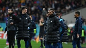 Fază uluitoare surprinsă de camerele TV: ce făcea Omrani pe banca de rezerve în minutul 47! Până şi comentatorii au rămas bulversați: „Nu e ceva ce vezi prea des în fotbalul profesionist!"