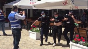 Tensiune maximă în Bănie! Jandarmeria, în alertă înaintea marelui derby FC U Craiova - Universitatea Craiova! Ce s-a întâmplat la cofetăria lui Sorin Cârțu