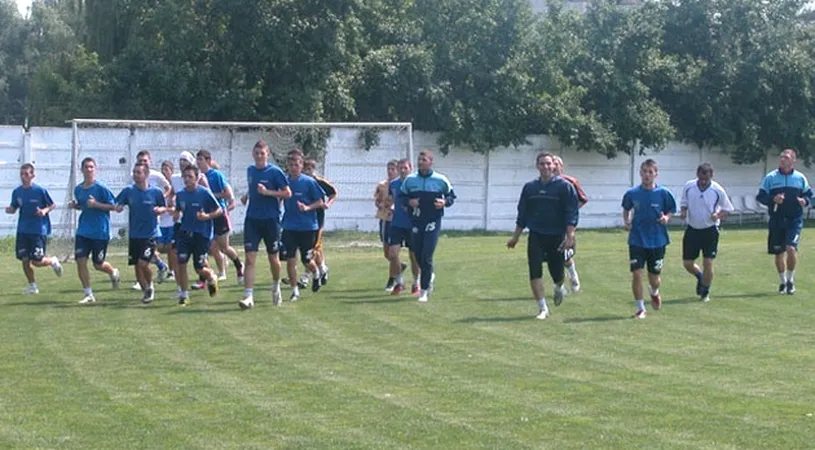 Echipa de fotbal se pregătește** cu 13 mingi și fără tricouri de antrenament