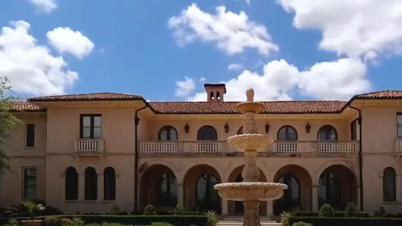 Şi-a scos conacul la vânzare cu 16,5 milioane de dolari. Are 6 dormitoare, 5 băi şi 8 piscine