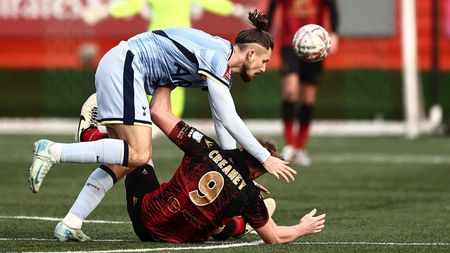 Radu Drăgușin, motiv de scandal în Anglia. Arbitrul e acuzat că nu l-a eliminat pe român în Tamworth - Tottenham, din FA Cup