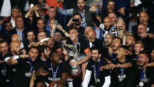 URIAȘ! Răzvan Lucescu reușește eventul în Grecia! PAOK - AEK 1-0 în finala Cupei și românul e primul antrenor din istoria clubului cu o astfel de performanță