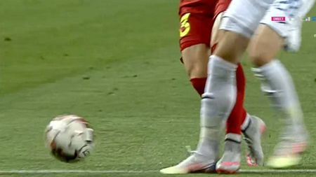 Faza care poate trimite titlul la Craiova după 29 de ani! Cum a obținut Valentin Mihăilă penalty-ul în fața lui Ovidiu Popescu! GALERIE FOTO