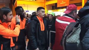 CFR Cluj, primire de gală la revenirea în România! Fanii i-au strigat numele lui Păun! Dan Petrescu, asaltat pentru poze | VIDEO