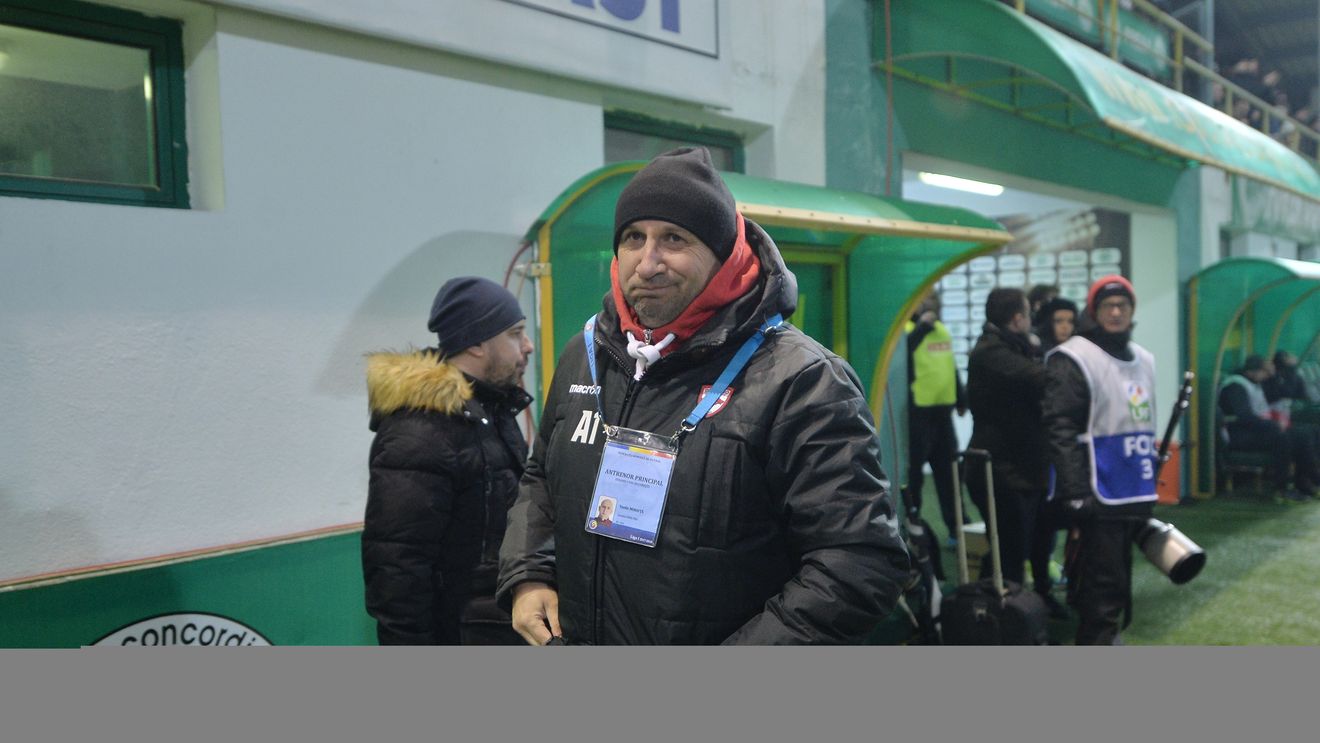 FOTO | Miriuță, persona non-grata pentru fanii lui Dinamo! Antrenorul "câinilor" a fost înjurat, tras la răspundere și luat la țintă cu bulgări de zăpadă