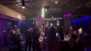 Adrian Mititelu jr., petrecere cu râuri de șampanie și o masă plină de femei, după victoria Craiovei în Giulești! După ce a făcut circ și a fost la un pas să fie „linșat” de fanii Rapidului, „prințișorul” din Bănie a spart banii tatălui pe distracție | VIDEO EXCLUSIV