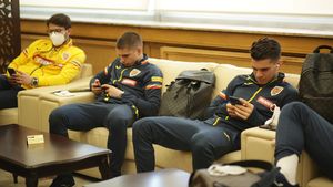 Jucătorii echipei naționale a României au decolat spre Armenia! Detaliul care i-a enervat pe suporteri: „Așa ceva mai rar!” | FOTO