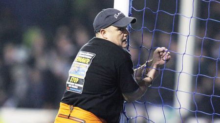 A "arestat" poarta!** Un suporter s-a legat cu cătușe de poarta lui City la meciul cu Everton