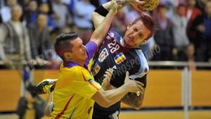 Coate și pumni pentru supremație. Știința Bacău și HCM Constanța au terminat la egalitate, 29-29, în derby-ul handbalului masculin