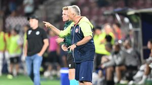 Scene şocante! Dan Petrescu a cerut penalty, a fost eliminat pentru proteste şi l-a înjurat pe arbitrul Rareş Vidican!