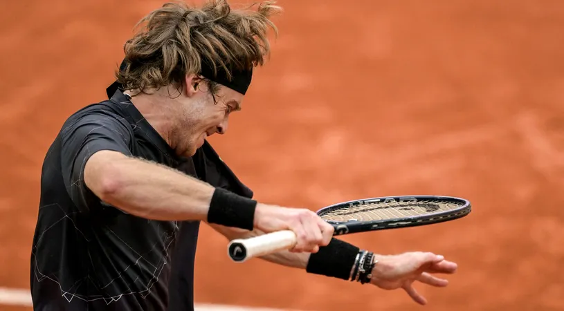 Scene şocante la Roland Garros! Numărul 6 ATP şi-a pierdut cumpătul şi s-a lovit repetat cu racheta, a început să țipe, iar fanii s-au dezlănțuit împotriva lui! VIDEO