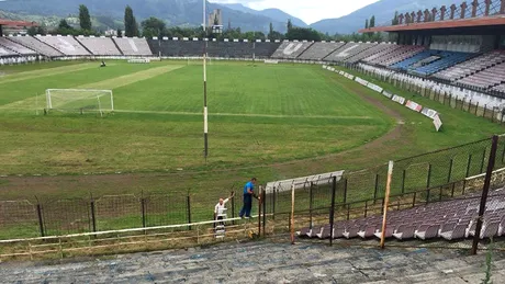 Meciul Energeticianul - Luceafărul Oradea s-a jucat cu spectatori** după ce organizatorii au rezolvat, peste noapte, problema de la stadionul Jiul din Petroșani