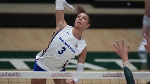 Un nou caz controversat face înconjurul lumii: voleibalista transsexuală Blaire Fleming joacă în SUA şi e contestată pentru că loveşte mingea cu 130 km/oră!