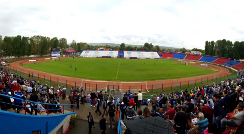 Dorul de fotbal bate ploaia și frigul.** La Chindia - FC Brașov au venit mai mulți spectatori decât la Steaua - Chiajna