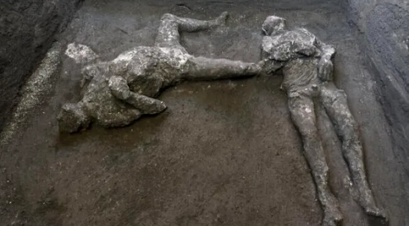 Descoperire incredibilă făcută de arheologi! Trupurile a doi bărbați, bine conservate, au fost găsite în ruinele orașului Pompei