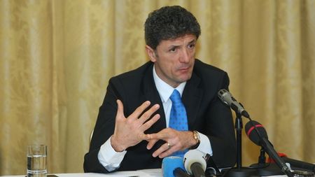 Gică Popescu: **" Portarul echipei naționale de juniori a plecat în probe la Manchester!"