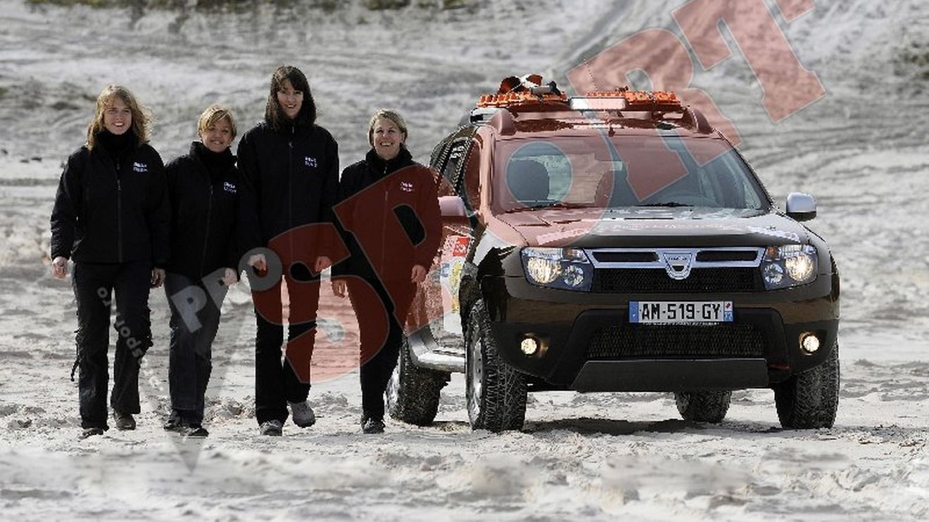 FOTO** Duster în deșert