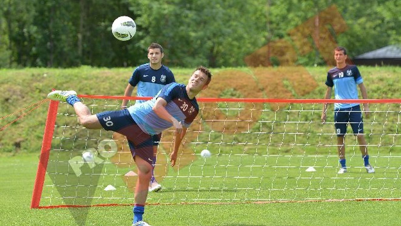 FOTO** Reghe le-a dat "liber" după egalul de ieri! Steliștii "au încins" un tenis cu piciorul! Programul avut de jucătorii reveniți de la echipa națională