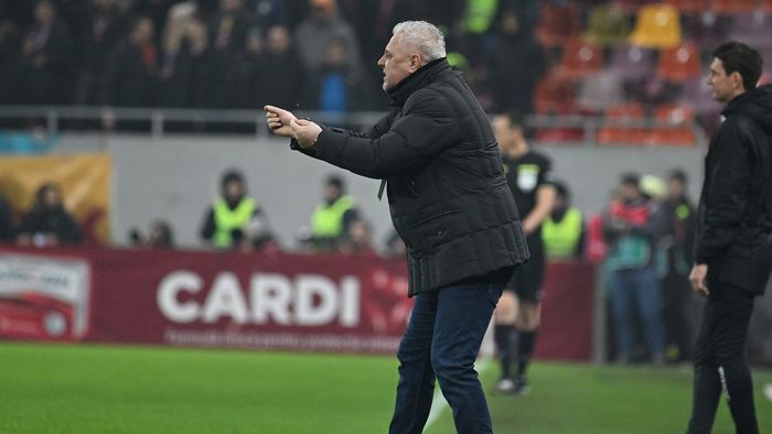 Marius Șumudică s-a dus direct peste arbitru și i-a cerut să oprească meciul!