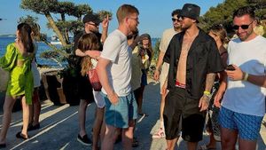 Cum a reacționat Denis Alibec când a dat nas în nas cu Kevin de Bruyne în vacanță! Cristian Daminuță a intervenit imediat, după ce fanii au luat „foc” pe internet: „Valora 100 de milioane de euro, dacă era englez”