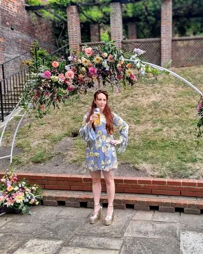 O mireasă din Anglia a petrecut singură la propria nuntă, pentru că mirele era blocat la mii de kilometri distanță