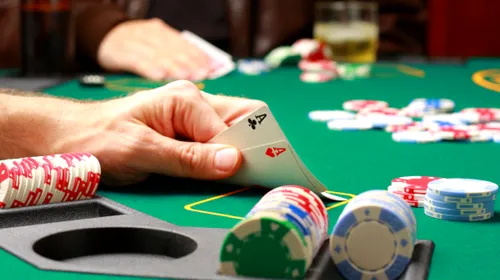 A ajuns să câștige peste 300.000 de euro din poker. VIDEO EXCLUSIV | Povestea spectaculoasă a unuia dintre cei mai mari regizori români: „Dacă pokerul ar fi joc de noroc, spuneți-mi trei campioni mondiali la loto!”