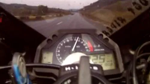 VIDEO A „ZBURAT” cu motorul pe un drum din România: 225 km/h! Reacția userilor:
