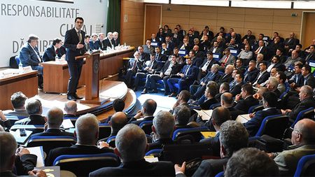 Propunere pentru Răzvan Burleanu! Ce selecționer poate cânta și înviora atmosfera la chermezele FRF: este urmașul marii cântărețe supranumite „Privighetoarea Banatului” | VIDEO