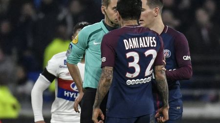 A primit pedeapsa pentru gestul necugetat din Lyon - PSG! Dani Alves a aflat cât stă departe de teren pentru ieșirea necontrolată la adresa arbitrului