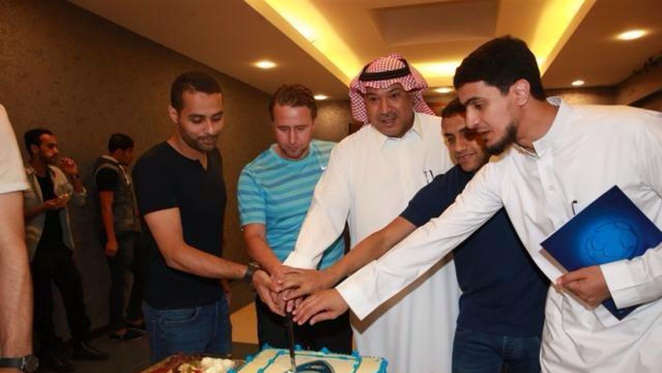 Reghecampf a tăiat tortul în prima zi la Al Hilal. Fostul antrenor al Stelei și Mihai Pintilii au fost prezentați în fața echipei