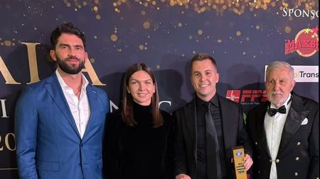 Ilie Năstase s-a urcat pe un scaun, pe scenă, pentru a o pupa pe prezentatoare. Simona Halep a rămas uluită