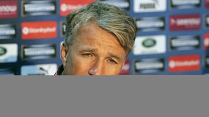 Petrescu nu exclude posibilitatea de a prelua naționala și îl apără pe Daum: "Toate întrebările sunt cu dacă. Nu m-a contactat nimeni, dar îmi doresc să ajung într-o zi acolo. Vinovați suntem toți, nu doar Daum"