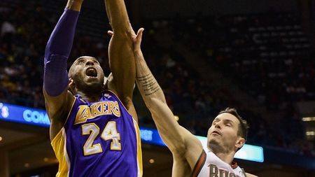 Lakers, echipa-problemă!** Kobe Bryant, în cârje după înfrângerea cu Bucks!