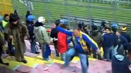 VIDEO HILAR** El e cel mai fraier HOOLIGAN! Cum s-a făcut de râs după ce a "AGRESAT" un scaun din tribune