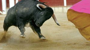 VIDEO** Mai sângeros ca "Spartacus"! Un taur a ucis 3 persoane și a rănit alte 37!